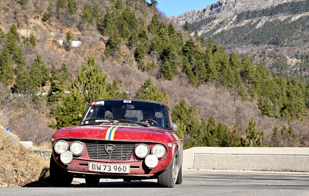 Kenneth Kruse Simonsen fra Charlottenlund og Otto Kristensen fra Tune i Lancia Fulvia 1.3 HF fra 1968 har kørt sig frem fra nr. 21 til nr. 16 i Rallye Monte-Carlo Historique.
(Foto: Per Vilslev)